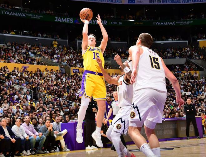 里夫斯绝平球助湖人涉险 东契奇0.5秒准绝杀掘金