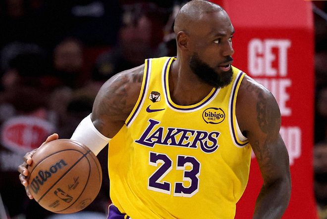 詹姆斯单节8助攻创季后赛纪录 暖心举动感动全场