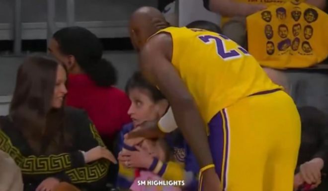 詹姆斯单节8助攻创季后赛纪录 暖心举动感动全场