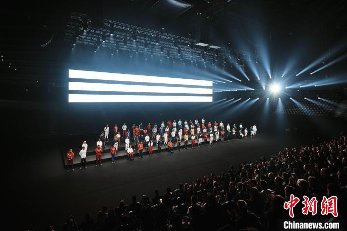 阿迪达斯巴黎发布奥运装备 中国女排战袍亮相